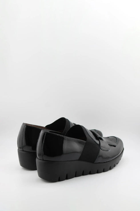 Wonders Glossy Platform Loafers with Elastic Strap